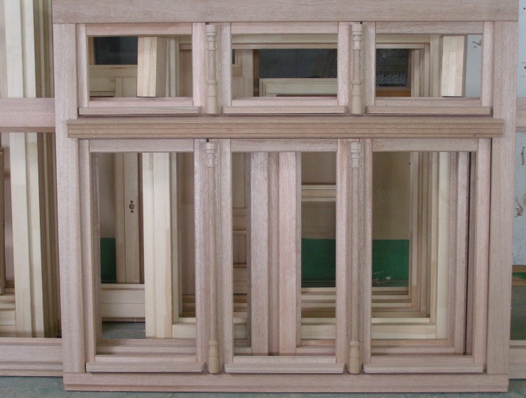 surowe okna z drewna meranti